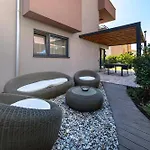Premium Garden Escape By Belmont Realty 아파트