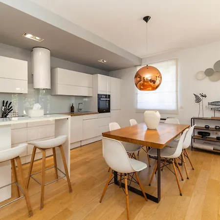 Premium Garden Escape By Belmont Realty 아파트