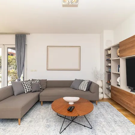 아파트 Premium Garden Escape By Belmont Realty *