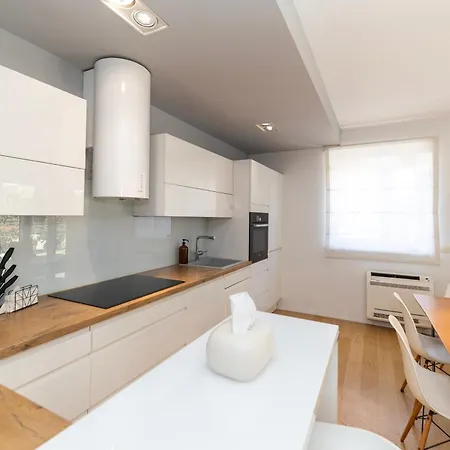 Premium Garden Escape By Belmont Realty 아파트 자다르